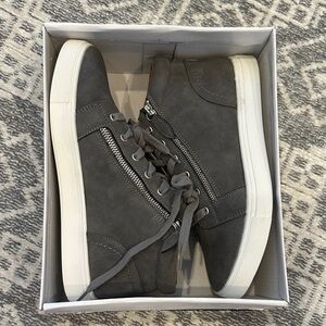 NEW Dolce Vita Women’s Alison High Top Shoe size 8. $30